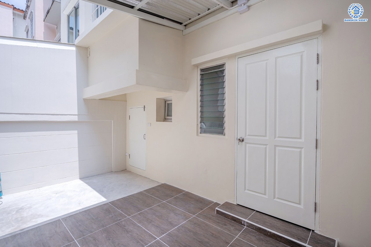 บ้านมือสองตกแต่งใหม่ โครงการ บ้านกลางเมืองสวิสทาวน์ เกษตร-นวมินทร์ แบรนด์ AP เนื้อที่ 20 ตร.ว. ฟังก์ชัน 3 ห้องนอน 3 ห้องน้ำ จอดรถได้ 2 คัน สภาพแวดล้อมเยี่ยม เชื่อมต่อ ถ.พหลโยธิน, ถ.เกษตร-นวมินทร์ ใกล้ ม.เกษตร, รถไฟฟ้าสายสีเขียว "สถานีมหาวิทยาลัยเกษตรศาสตร์" และทางด่วน "รามอินทรา-อาจณรงค์"